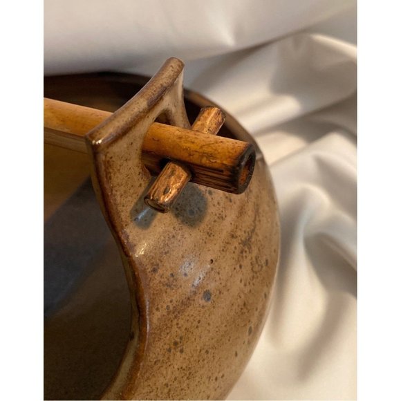 Artist signed, unique pottery bowl/dish with handle - Picture 3 of 6